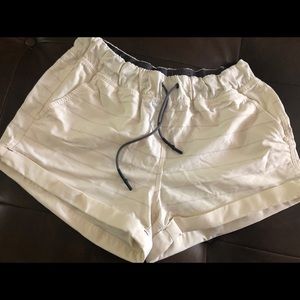 Lululemon spring break away shorts EUC